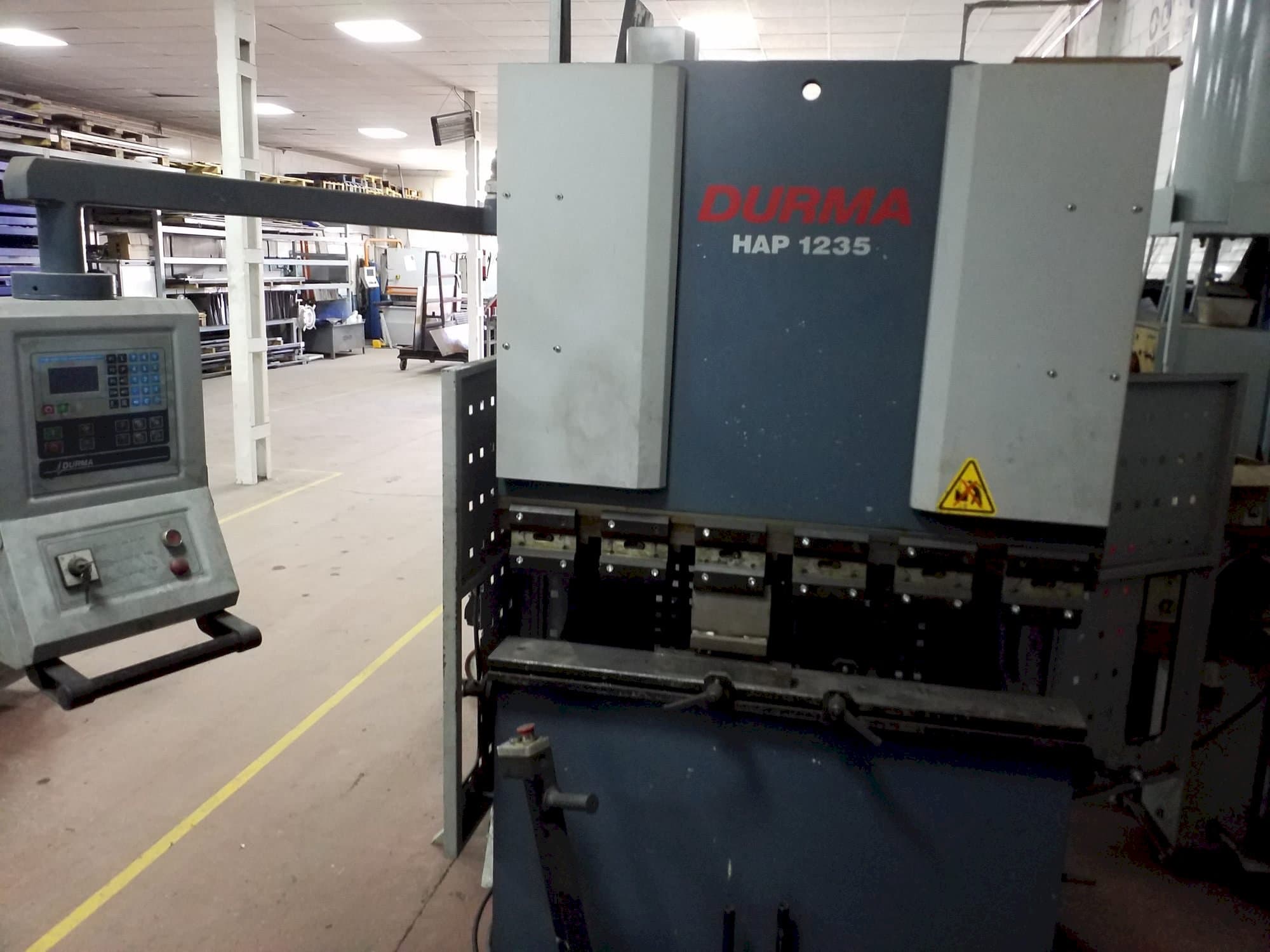 Widok z przodu maszyny Durma HAP-1235