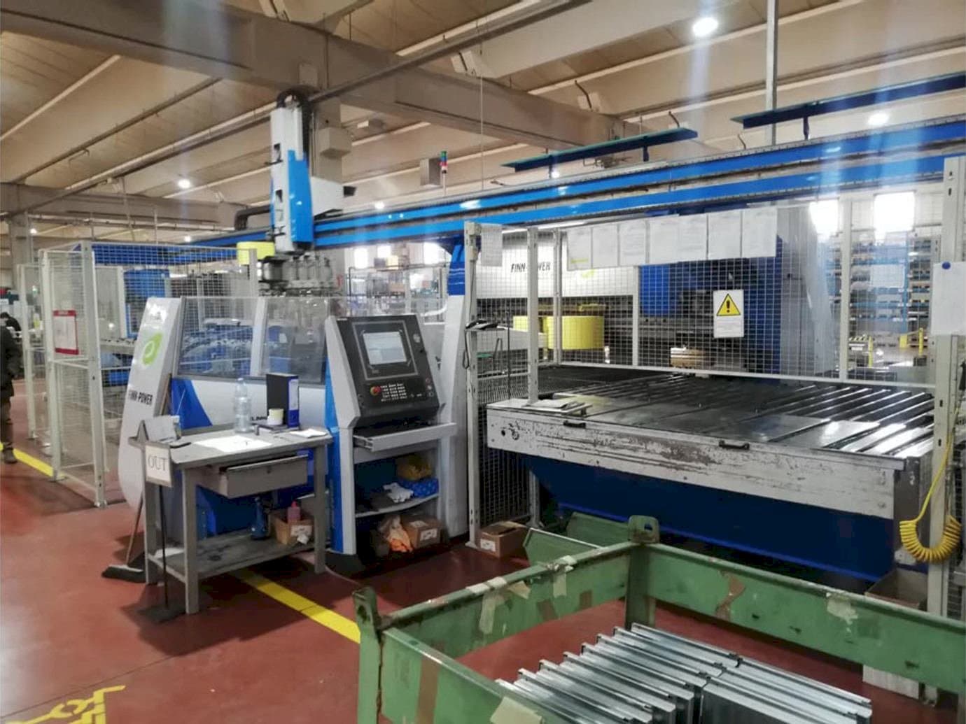 Widok z przodu maszyny Finn-Power EBE5