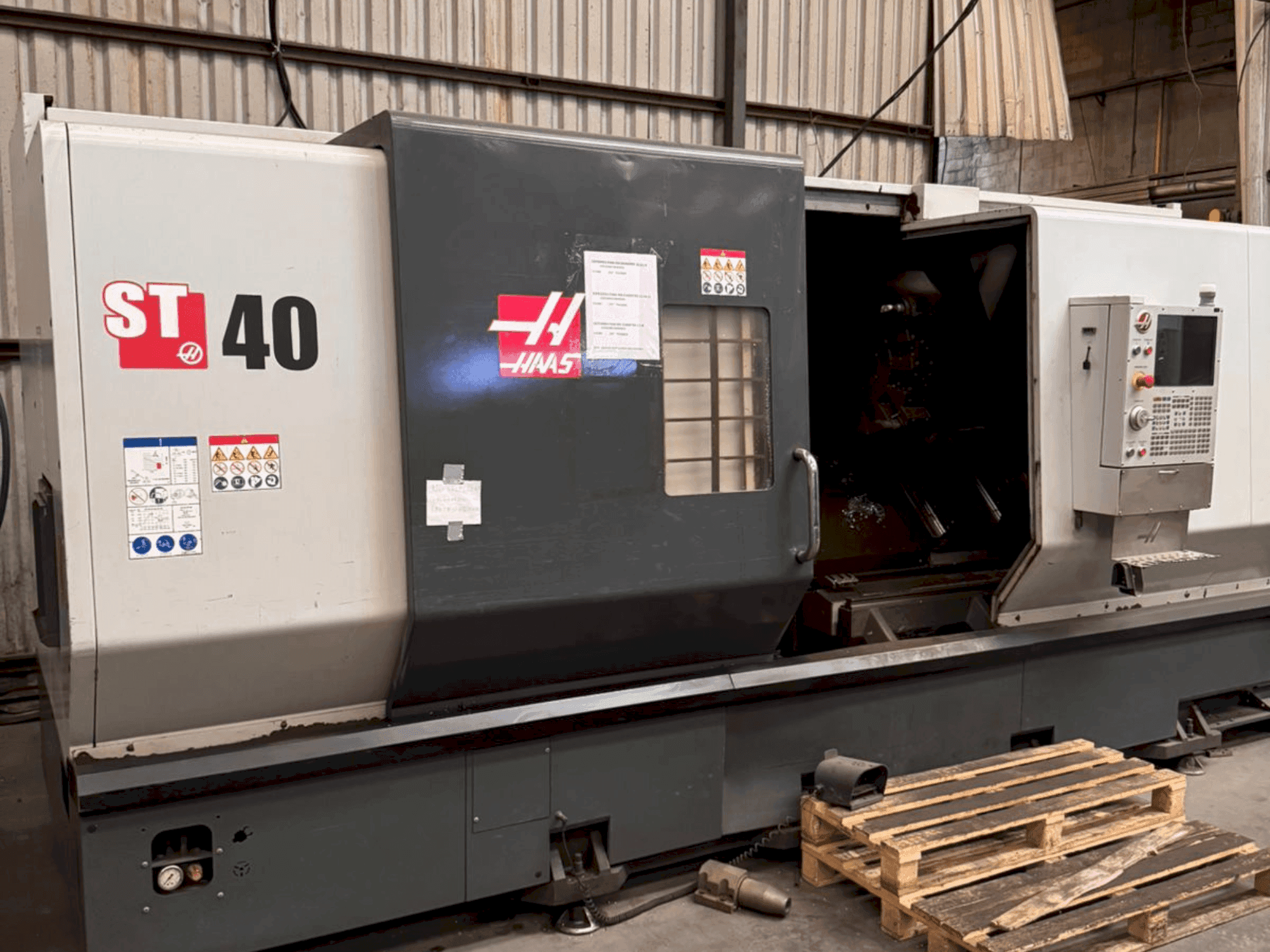 Widok z przodu maszyny HAAS ST-40