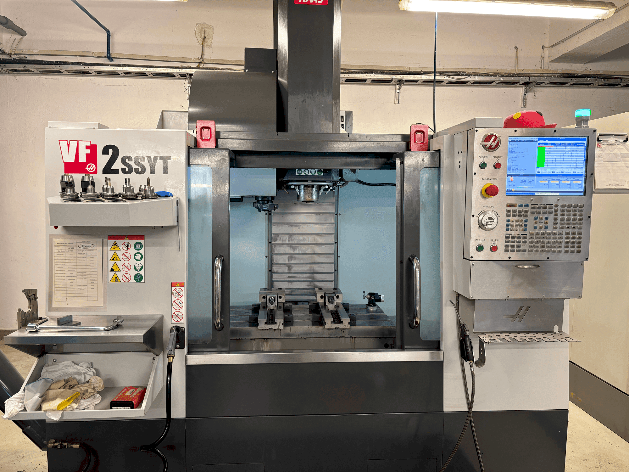 Widok z przodu maszyny HAAS HAAS VF-2SSYT