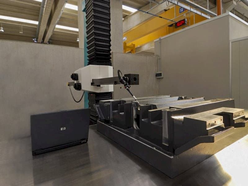 Widok z przodu maszyny Hexagon Metrology Poli Globo