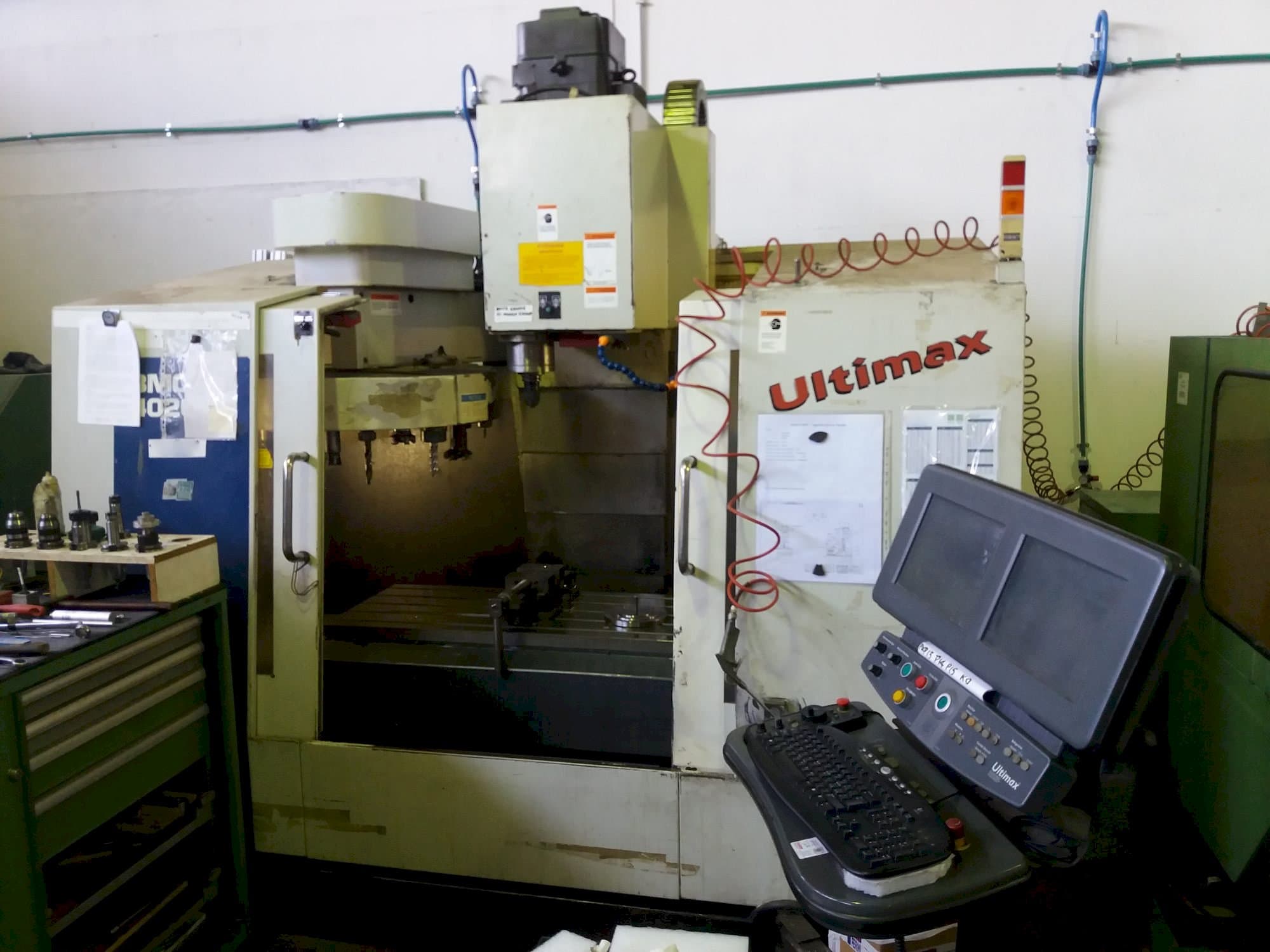 Widok z przodu maszyny Hurco BMC 420 HT