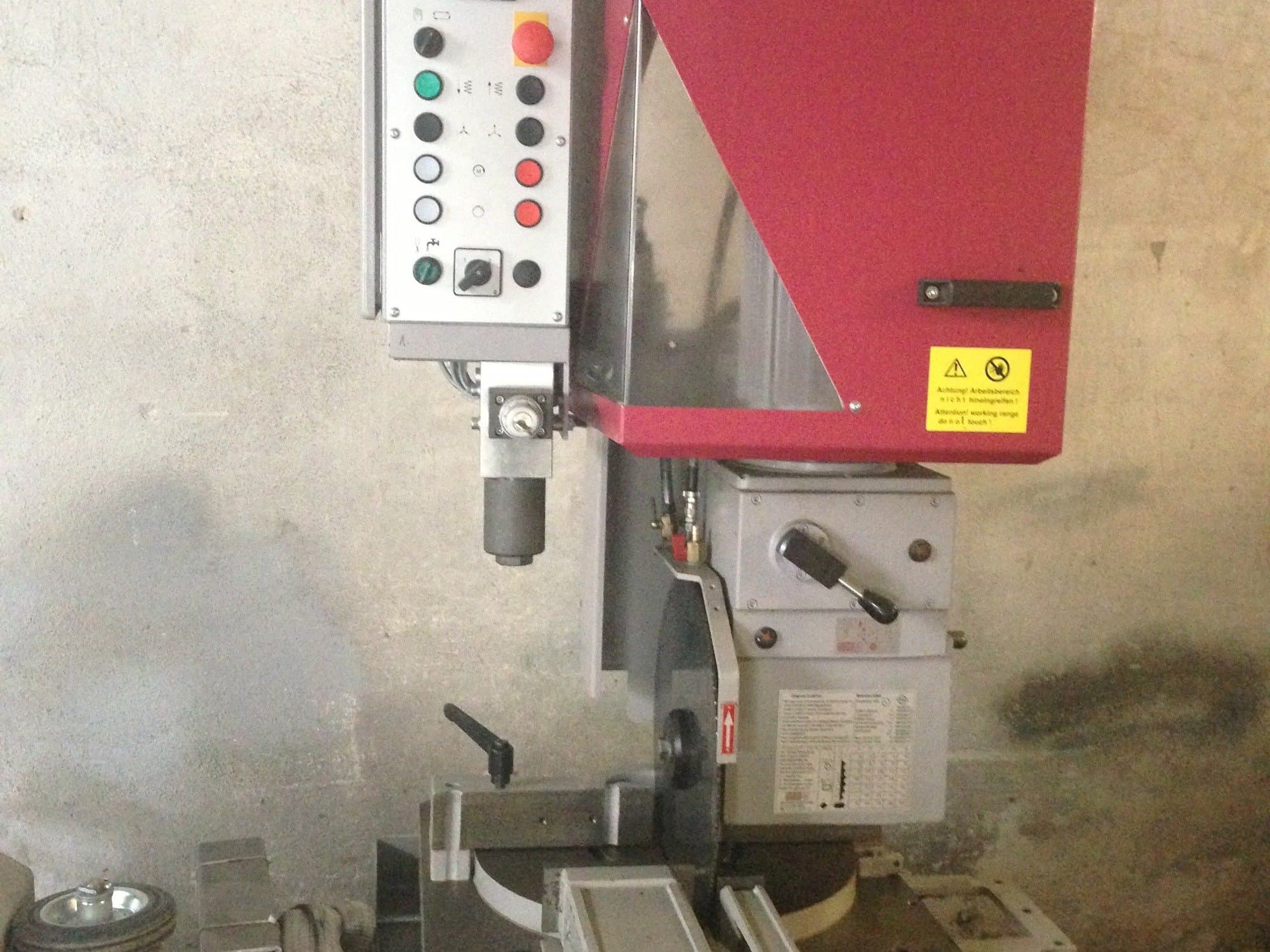 Widok z przodu maszyny Behringer VMS 400 H