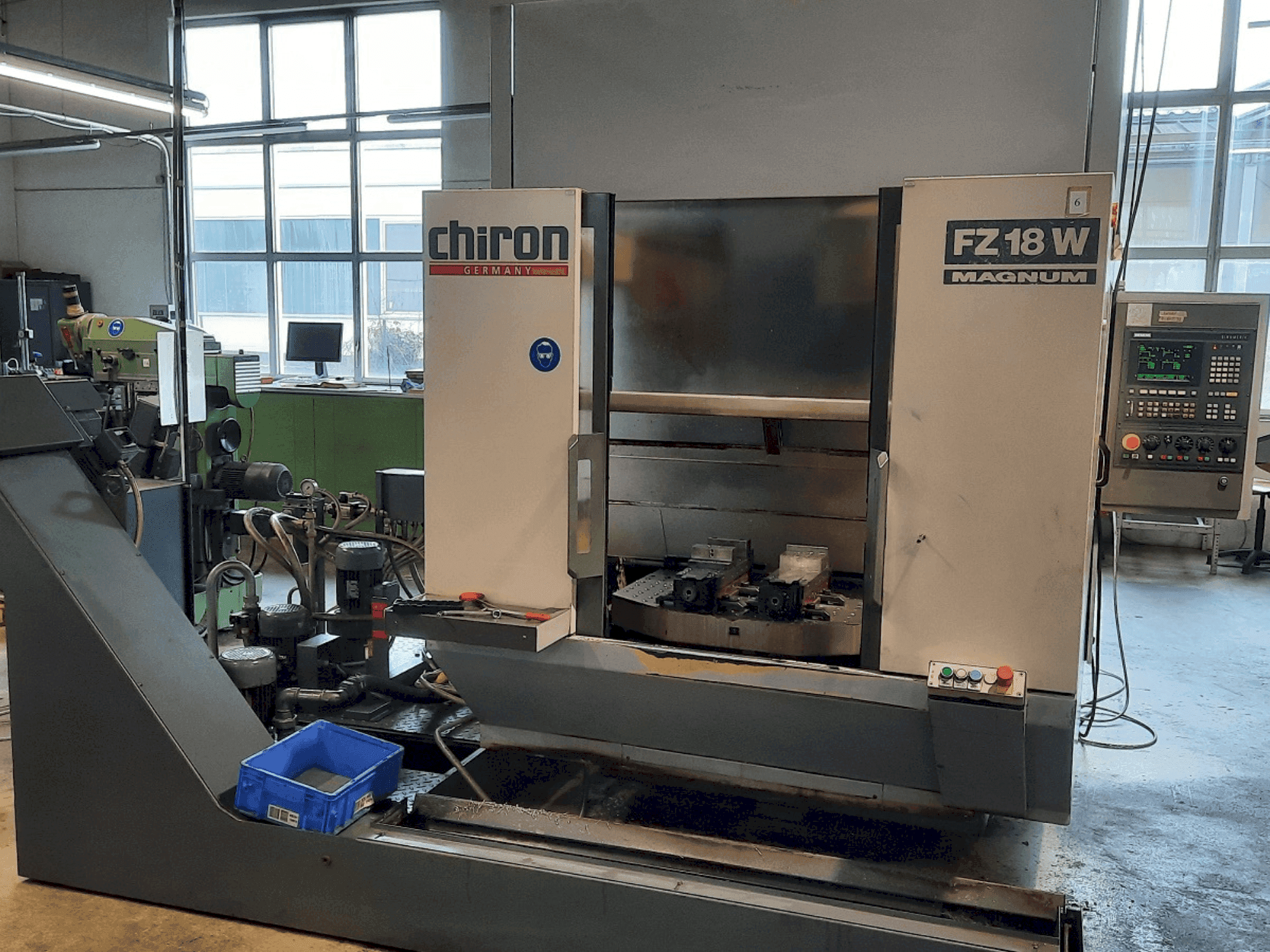 Widok z przodu maszyny CHIRON FZ 18 W