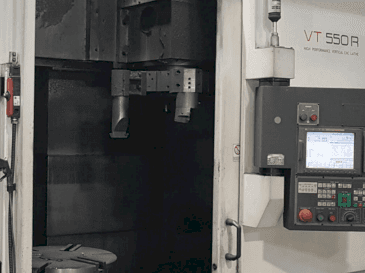 Widok z przodu maszyny HWACHEON VT550R