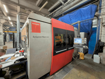 Widok z przodu maszyny Bystronic Bysprint Fiber 3015 3kW