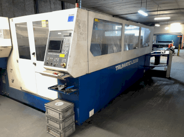 Widok z przodu maszyny TRUMPF TRUMATIC L3030