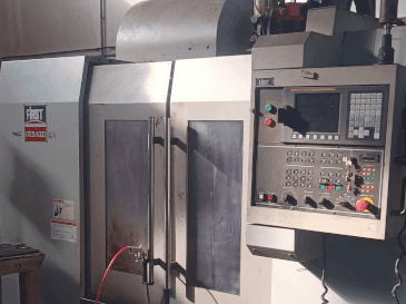 Widok z przodu maszyny FIRST MCV-100