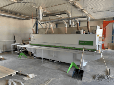 Widok z przodu maszyny BIESSE Jade 240