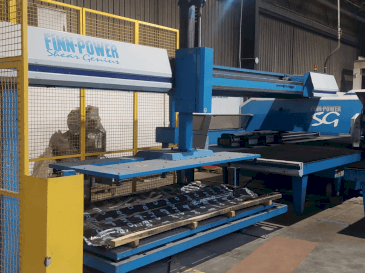 Widok z przodu maszyny Finn-Power Shear Genius TRS 6 SBU