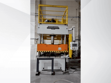 Widok z przodu maszyny HIDROLIKSAN PH4C 200T