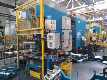 Widok z przodu maszyny AIDA NC 1-150