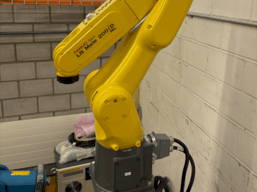 Widok z przodu maszyny FANUC LR Mate 200 iD 14L
