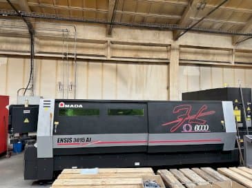 Widok z przodu maszyny AMADA ENSIS-3015 AJ