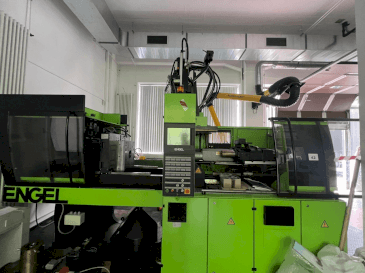 Widok z przodu maszyny Engel Victory 300H 80V/80 Combi