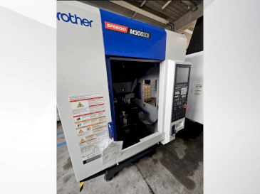 Widok z przodu maszyny Brother Speedio M 300 X3