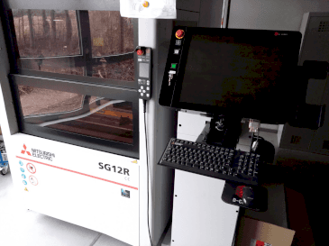 Widok z przodu maszyny Mitsubishi Electric SG12M