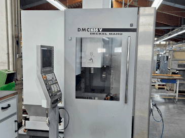 Widok z przodu maszyny DMG DECKEL MAHO DMC 635V