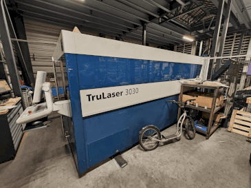 Widok z przodu maszyny TRUMPF TruLaser 3030 Fiber