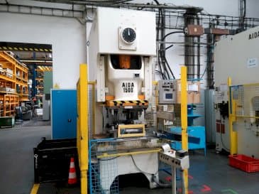 Widok z przodu maszyny AIDA NC 1-1500