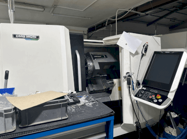 Widok z przodu maszyny DMG MORI CLX 350 V4