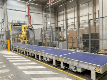 Widok z przodu maszyny FANUC M-2000iA/1700L