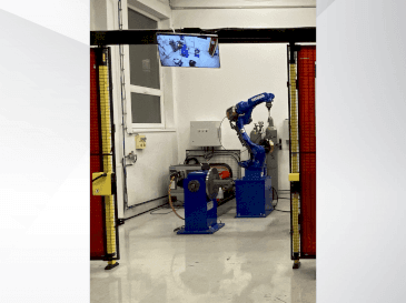 Widok z przodu maszyny Yaskawa Motoman AR1440