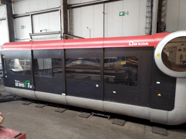 Widok z przodu maszyny AMADA LC 3015 F1 NT