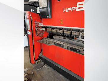Widok z przodu maszyny AMADA HFP 80-25
