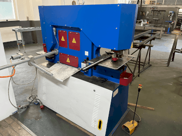 Widok z przodu maszyny Metallkraft HPS 65 DS