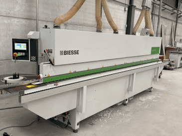 Widok z przodu maszyny BIESSE Jade 240