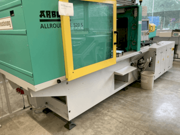 Widok z przodu maszyny Arburg Allrounder 520S-1600-400