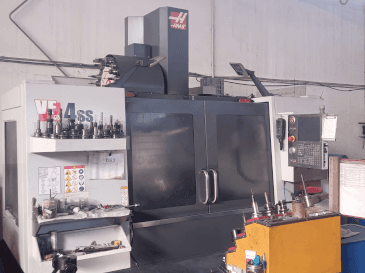 Widok z przodu maszyny HAAS VF-4SS