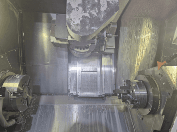 Widok z przodu maszyny Okuma Multus B300 II