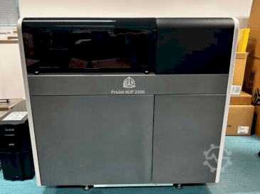 Widok z przodu maszyny 3DSYSTEMS projet 2500 plus