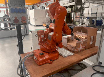 Widok z przodu maszyny ABB IRB 140 M2000