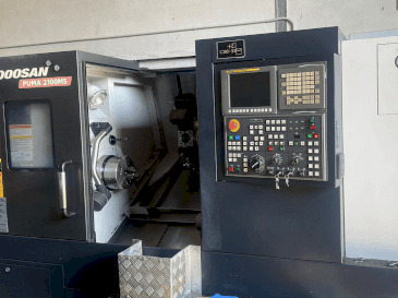Widok z przodu maszyny DOOSAN PUMA 2100MS
