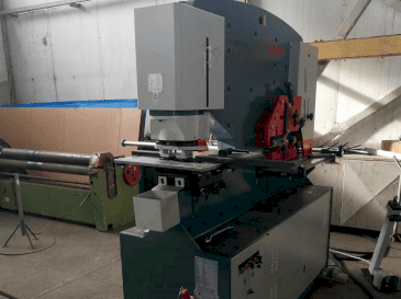 Widok z przodu maszyny Durma IW 80/150 BTD