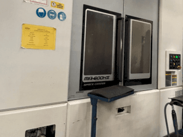 Widok z przodu maszyny Okuma MA 600H II