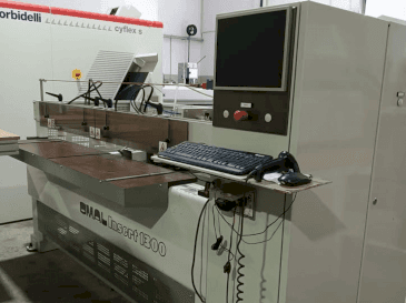 Widok z przodu maszyny OMAL Insert 1300