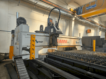 Widok z przodu maszyny FICEP GEMINI G32 HPE