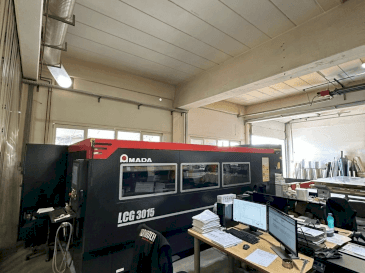 Widok z przodu maszyny AMADA LCG-3015