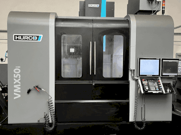 Widok z przodu maszyny Hurco VMX50i