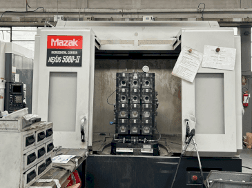 Widok z przodu maszyny Mazak NEXUS 5000 II
