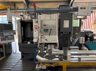 Widok z przodu maszyny Okuma LVT 300-M