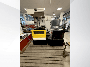 Widok z przodu maszyny FANUC Robocut alpha-C400iB