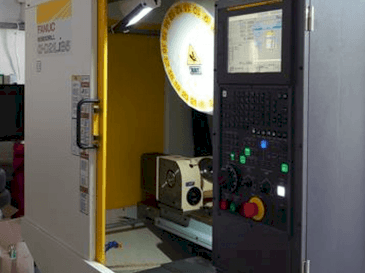 Widok z przodu maszyny FANUC ROBODRILL α-D21LiB5