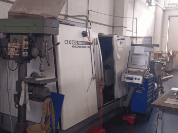 Widok z przodu maszyny Gildemeister CTX 420 Linear