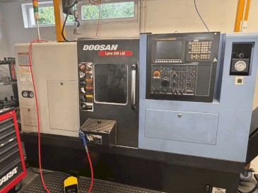 Widok z przodu maszyny DOOSAN LYNX 200 LM