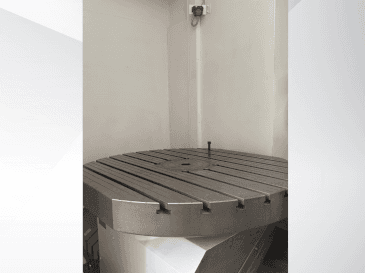 Widok z przodu maszyny MIKRON HPM 1350U